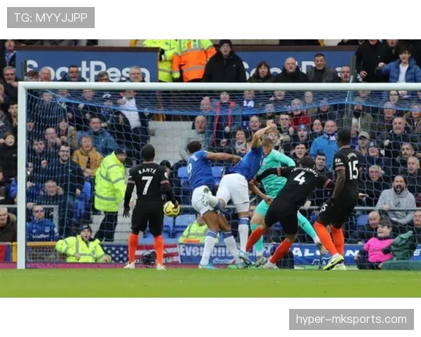 切尔西防线磨合仍不稳定，关键阶段稳定性承压影响赛季走势